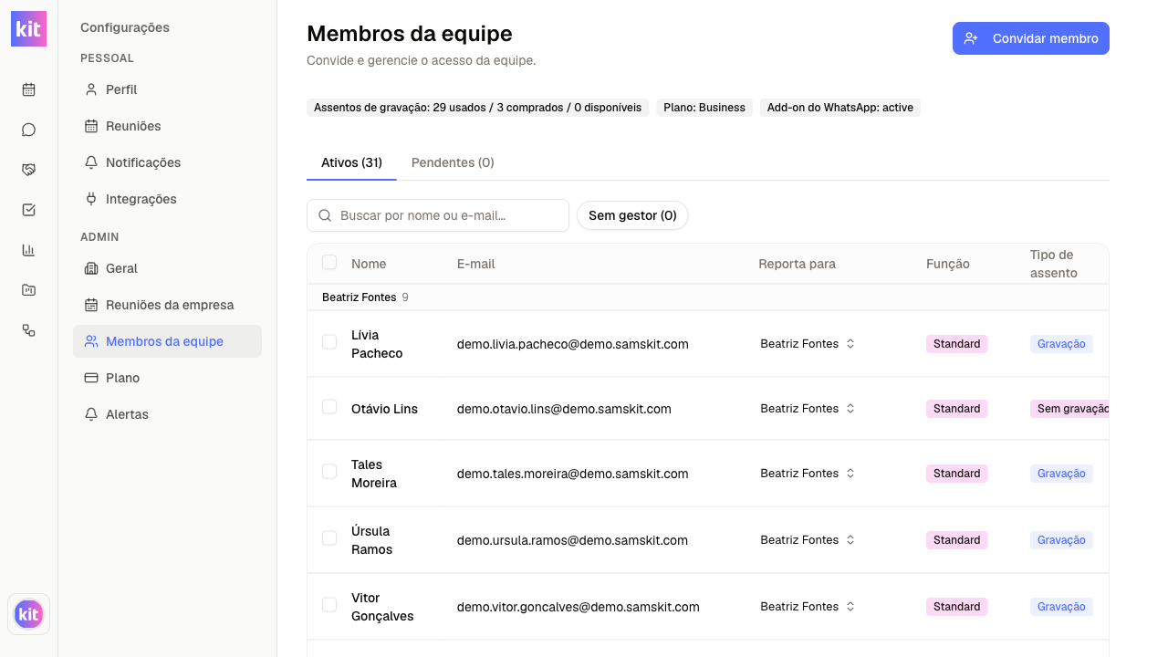 Membros da equipe agrupados por gestor, com ação para atribuir um gestor em lote.